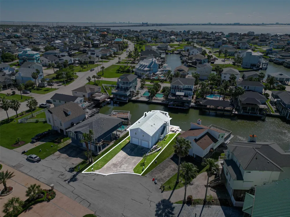 210 Sampan Drive Tiki Island, TX 77554