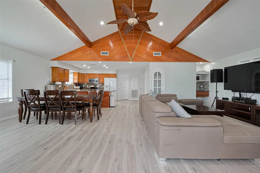 210 Sampan Drive Tiki Island, TX 77554