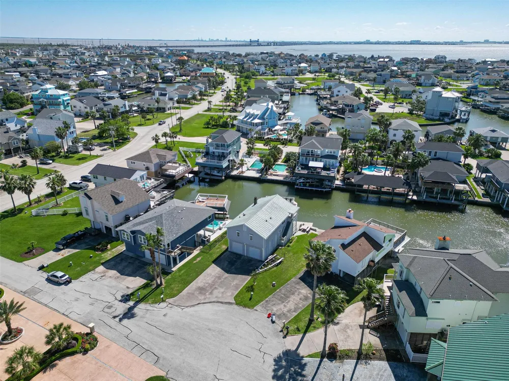 210 Sampan Drive Tiki Island, TX 77554
