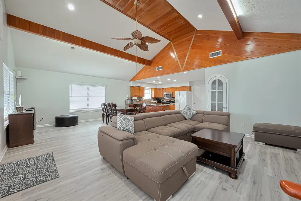 210 Sampan Drive Tiki Island, TX 77554