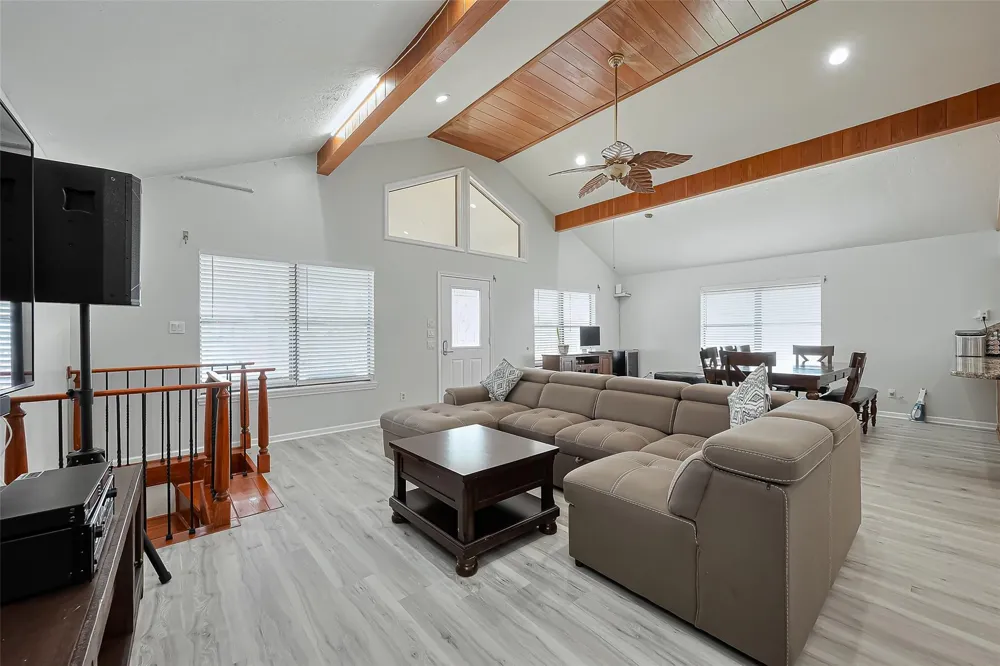 210 Sampan Drive Tiki Island, TX 77554