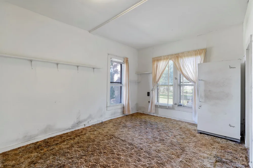 1104 E Umlang Street Thorndale, TX 76577