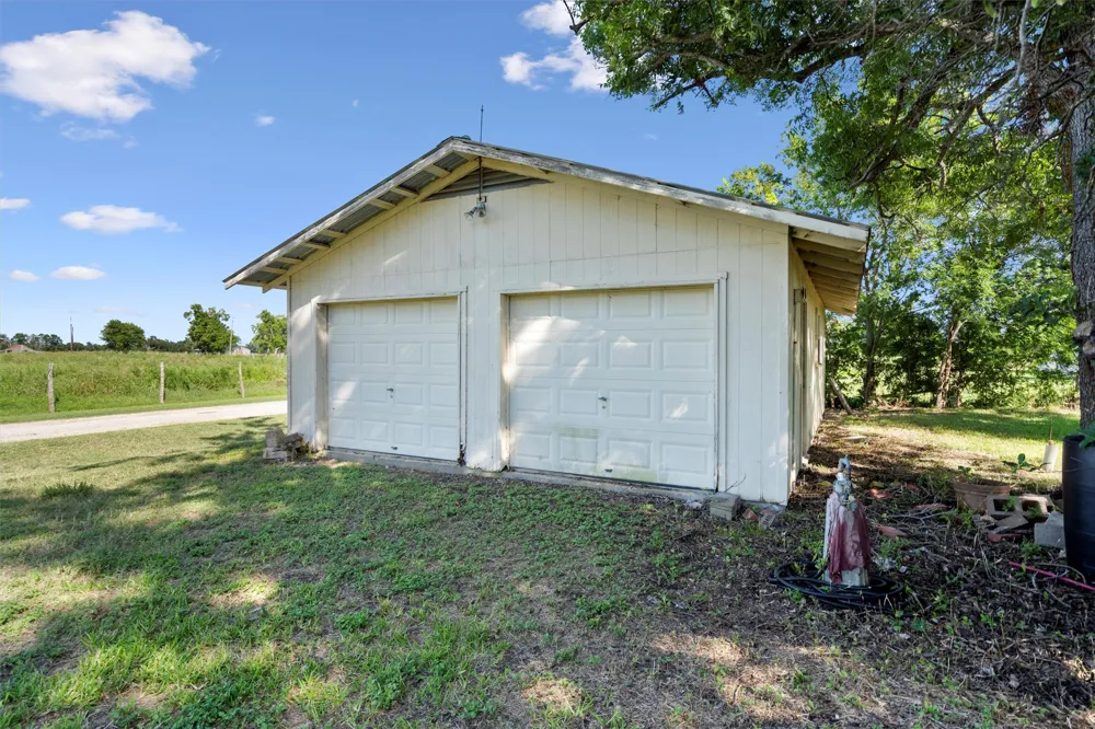 1104 E Umlang Street Thorndale, TX 76577