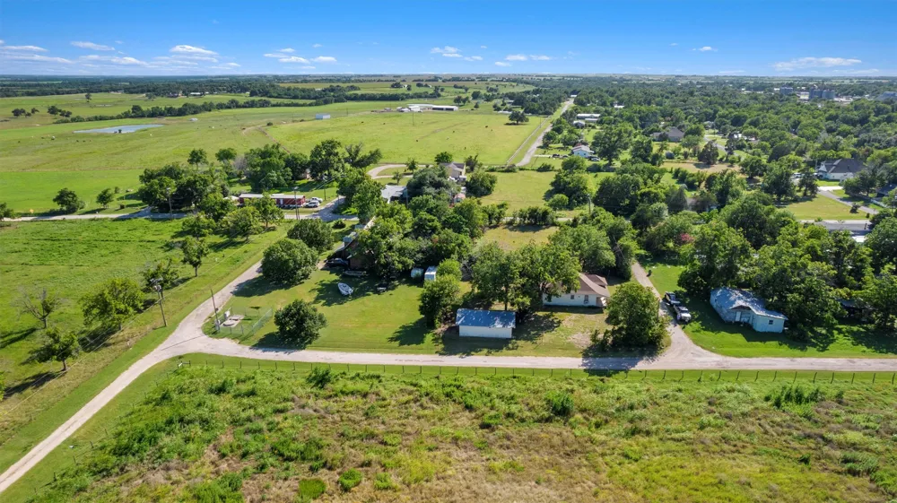1104 E Umlang Street Thorndale, TX 76577
