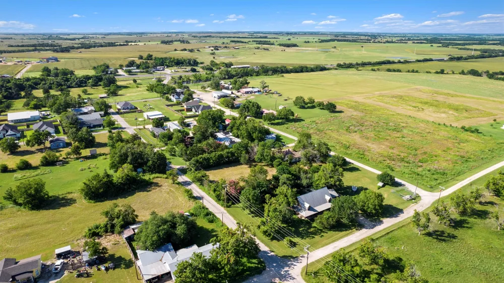 1104 E Umlang Street Thorndale, TX 76577