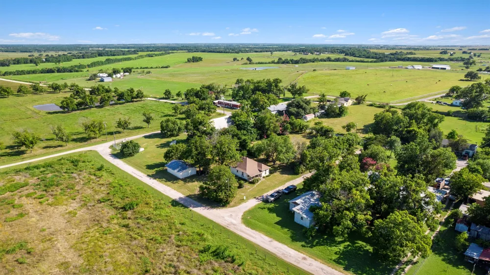 1104 E Umlang Street Thorndale, TX 76577
