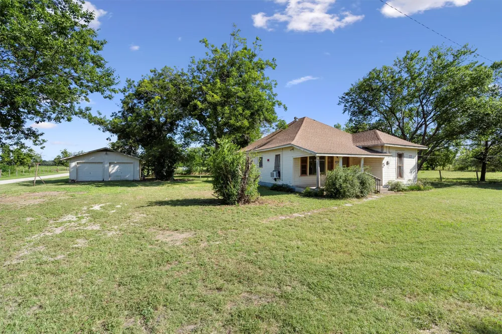 1104 E Umlang Street Thorndale, TX 76577