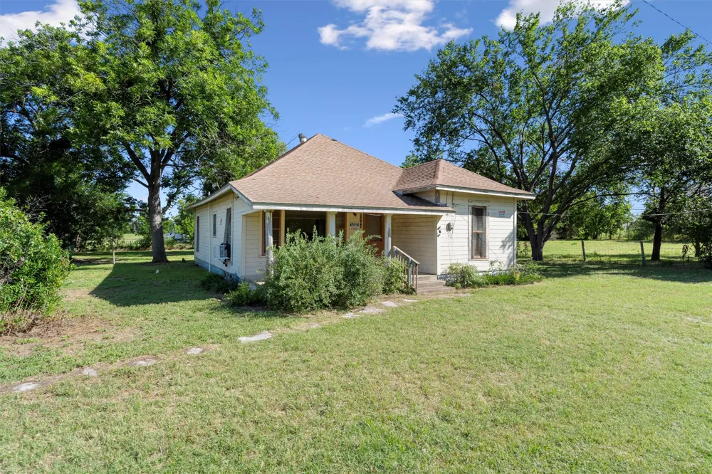 1104 E Umlang Street Thorndale, TX 76577