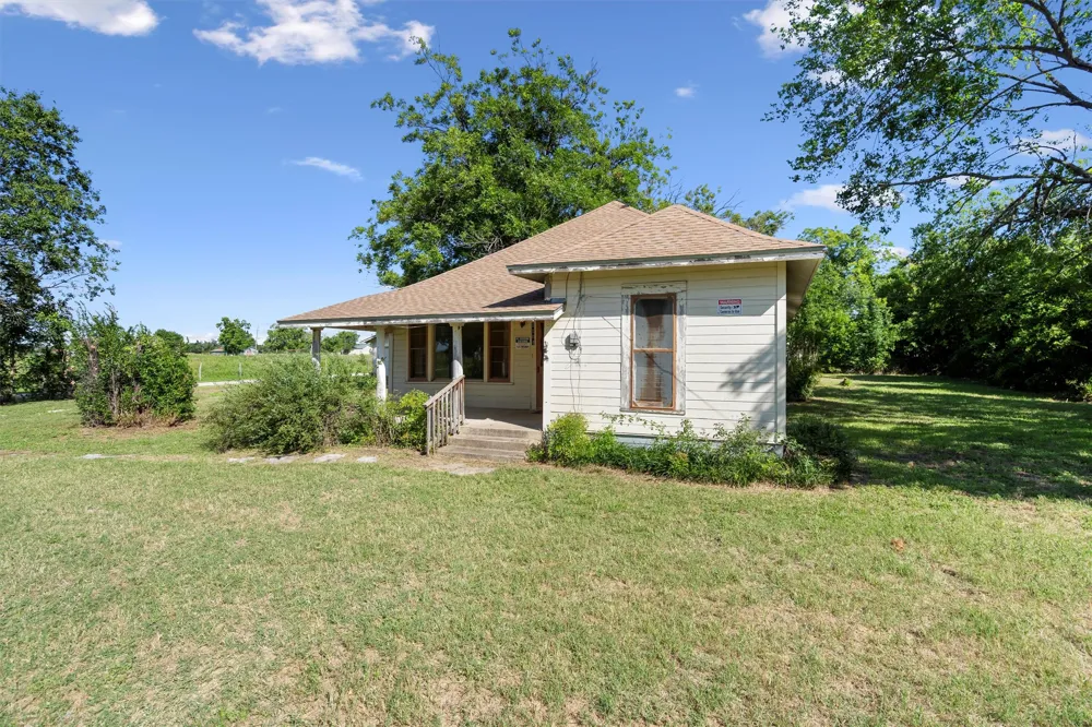1104 E Umlang Street Thorndale, TX 76577