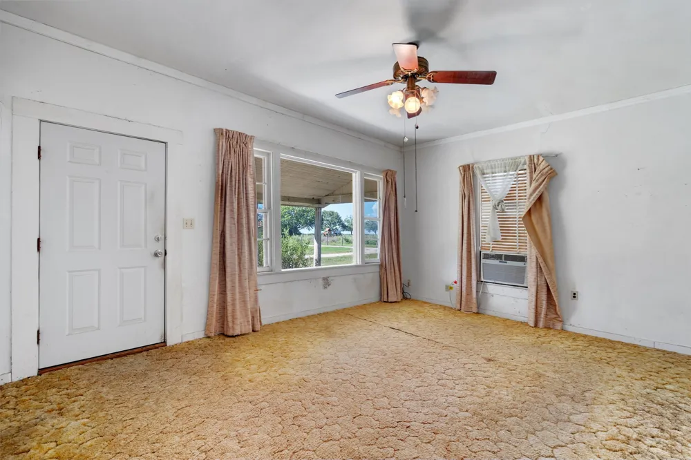 1104 E Umlang Street Thorndale, TX 76577