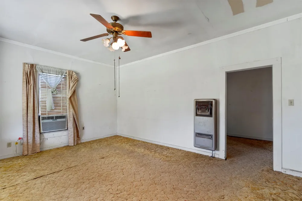 1104 E Umlang Street Thorndale, TX 76577
