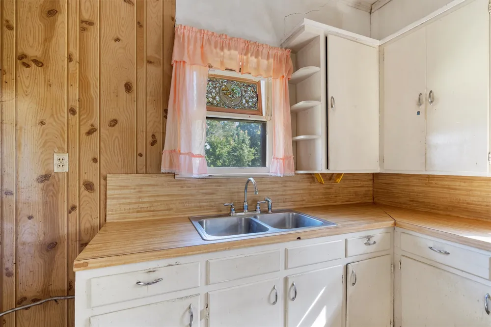 1104 E Umlang Street Thorndale, TX 76577