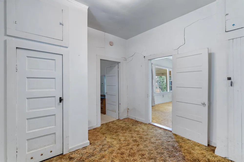1104 E Umlang Street Thorndale, TX 76577