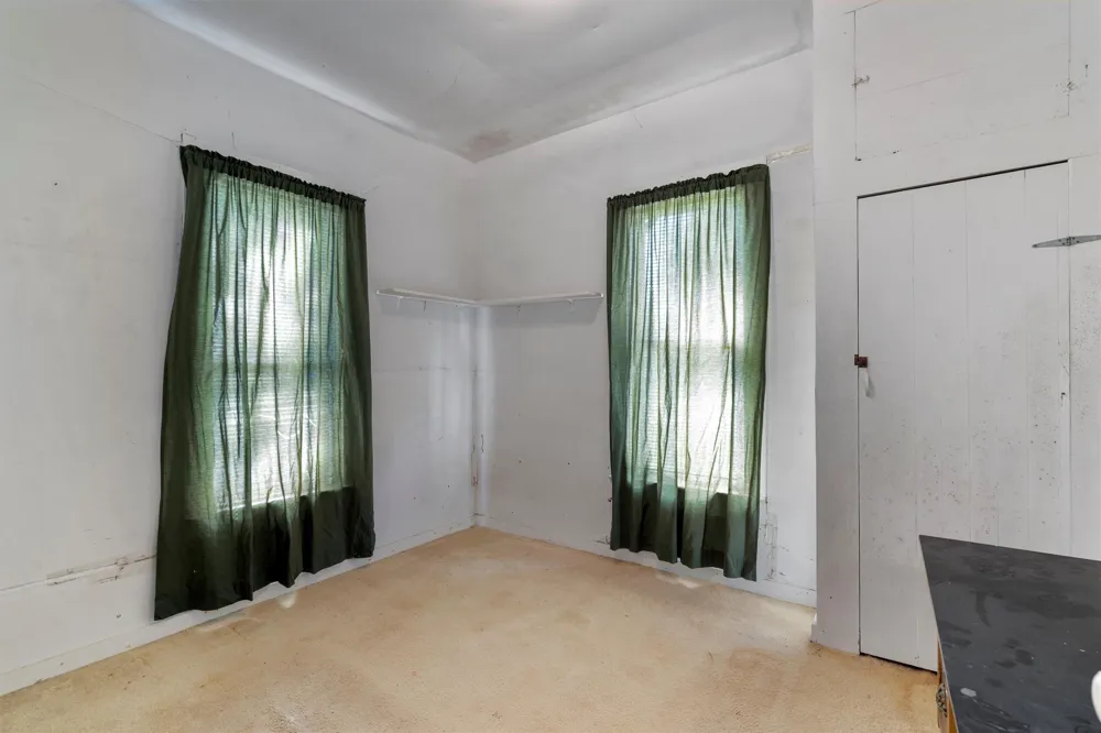1104 E Umlang Street Thorndale, TX 76577