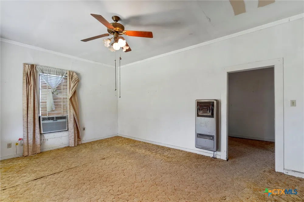 1104 E Umlang Street Thorndale, TX 76577