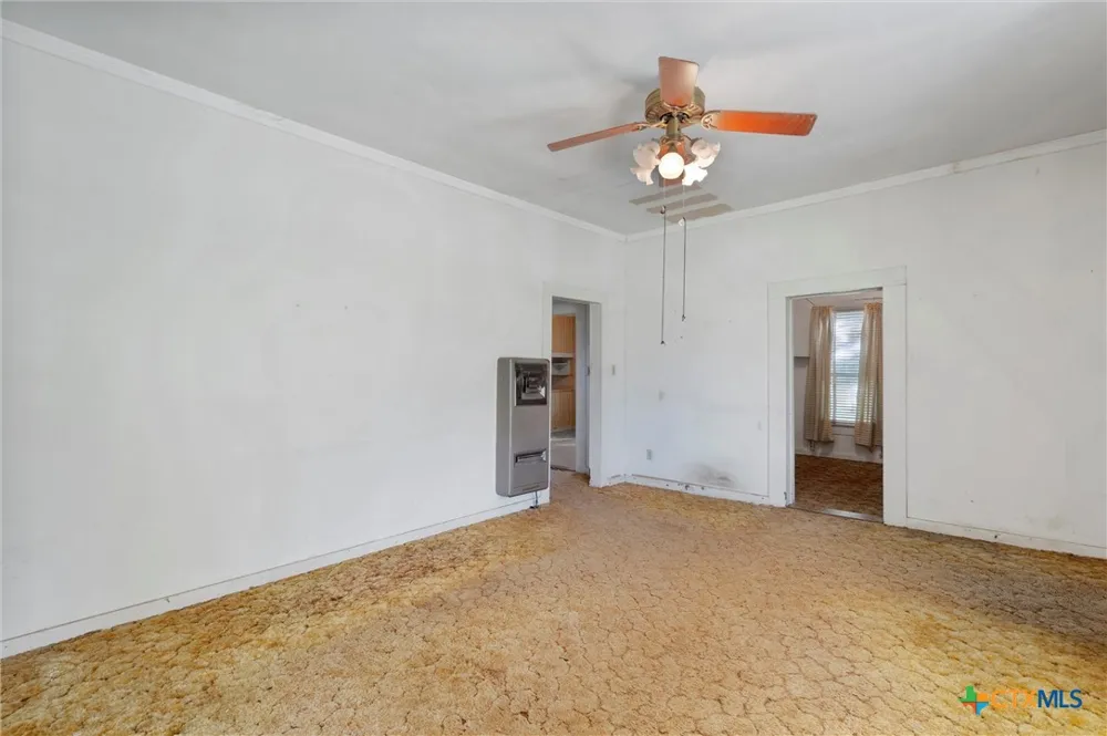 1104 E Umlang Street Thorndale, TX 76577