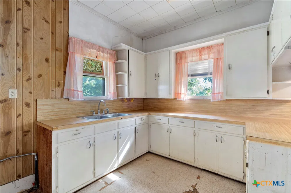 1104 E Umlang Street Thorndale, TX 76577