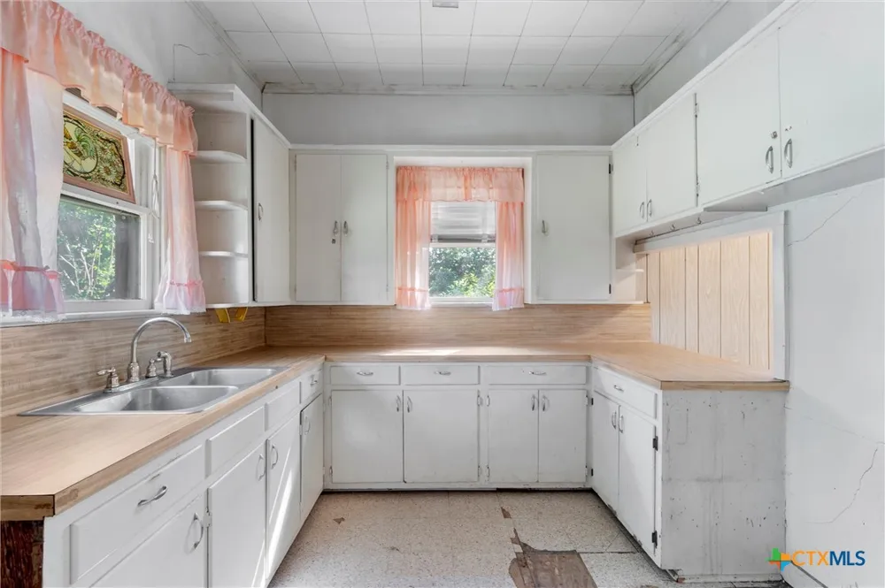 1104 E Umlang Street Thorndale, TX 76577