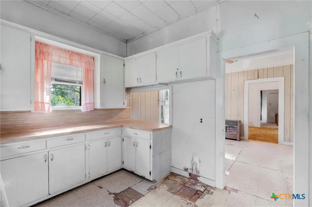 1104 E Umlang Street Thorndale, TX 76577