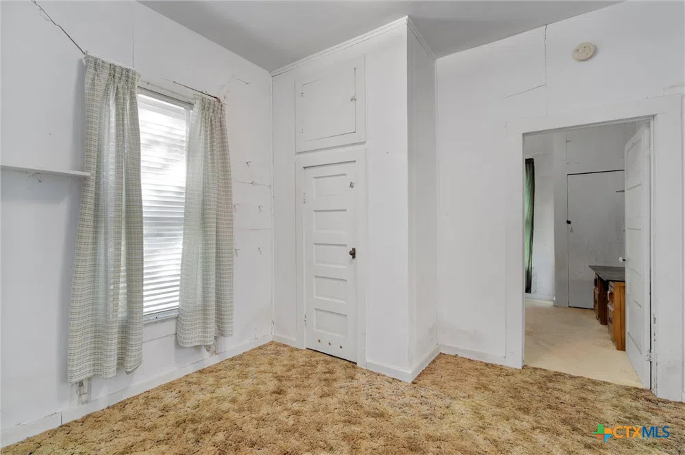 1104 E Umlang Street Thorndale, TX 76577