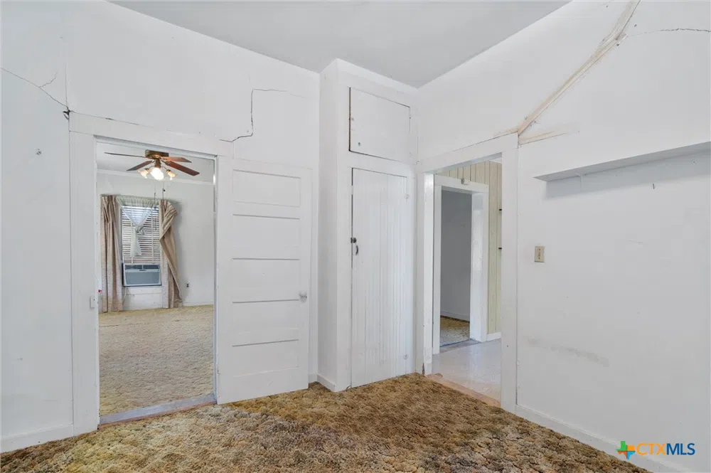 1104 E Umlang Street Thorndale, TX 76577