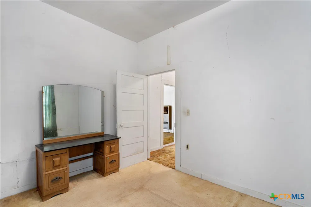 1104 E Umlang Street Thorndale, TX 76577