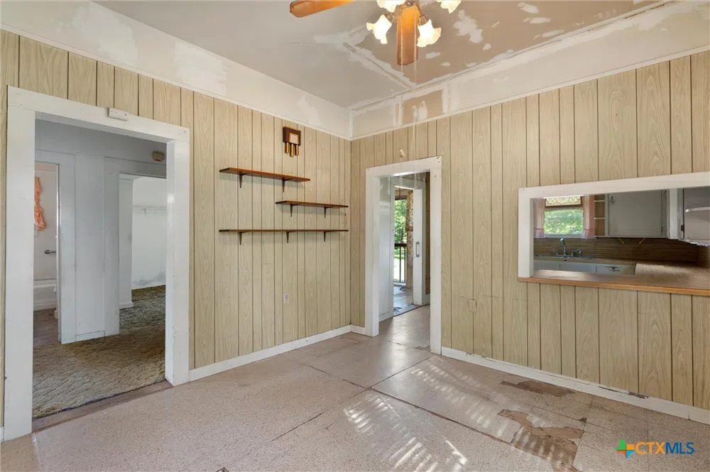 1104 E Umlang Street Thorndale, TX 76577