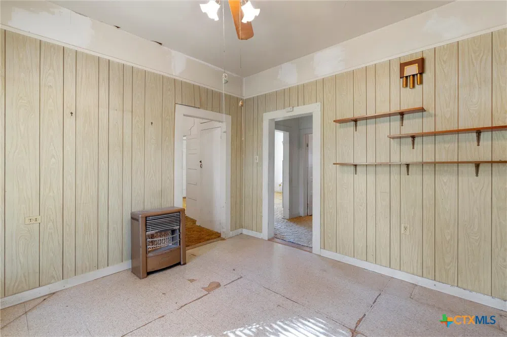 1104 E Umlang Street Thorndale, TX 76577