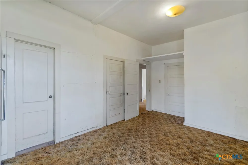 1104 E Umlang Street Thorndale, TX 76577