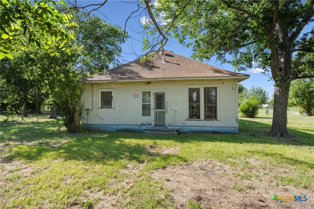 1104 E Umlang Street Thorndale, TX 76577