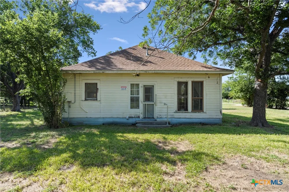 1104 E Umlang Street Thorndale, TX 76577