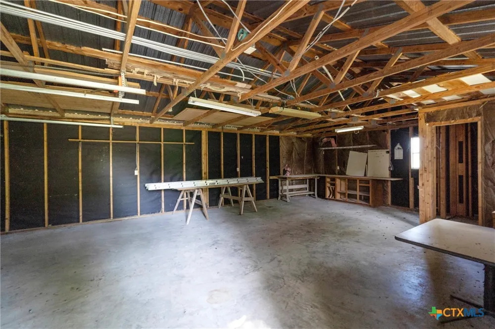 1104 E Umlang Street Thorndale, TX 76577