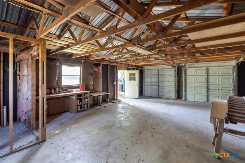 1104 E Umlang Street Thorndale, TX 76577