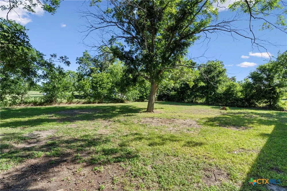 1104 E Umlang Street Thorndale, TX 76577