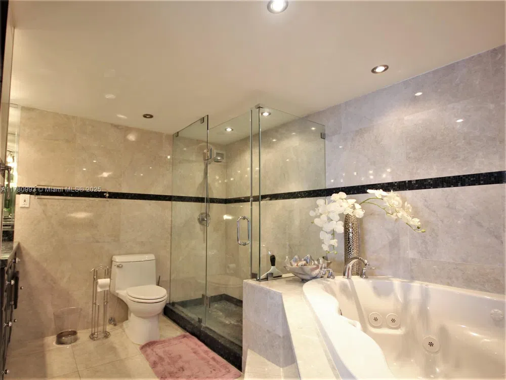 5151 COLLINS AV #924 Miami Beach, FL 33140