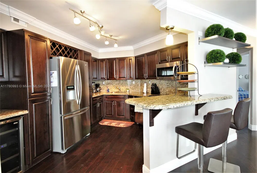5151 COLLINS AV #924 Miami Beach, FL 33140