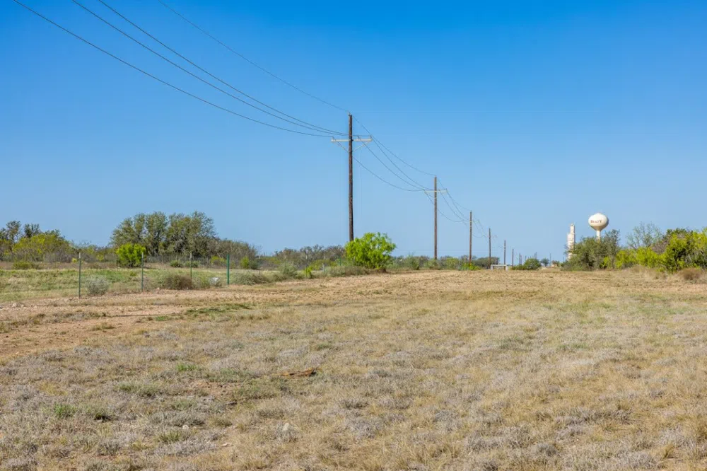 2050 W. 17th Street Brady, TX 76825