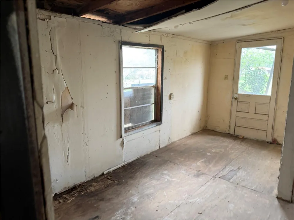 514 W Avenue D Poteet, TX 78065