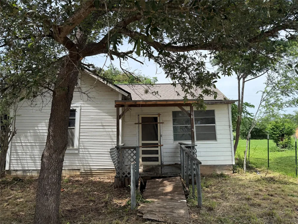 514 W Avenue D Poteet, TX 78065