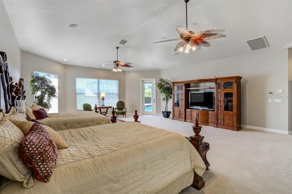 701 E 60 HIGHWAY Plant City, FL 33567
