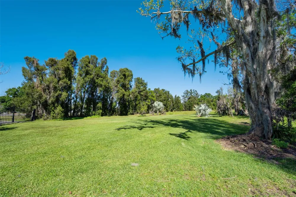 701 E 60 HIGHWAY Plant City, FL 33567