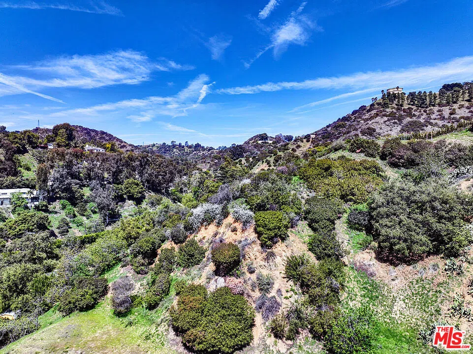 8205 Laurelmont Los Angeles, CA 90046