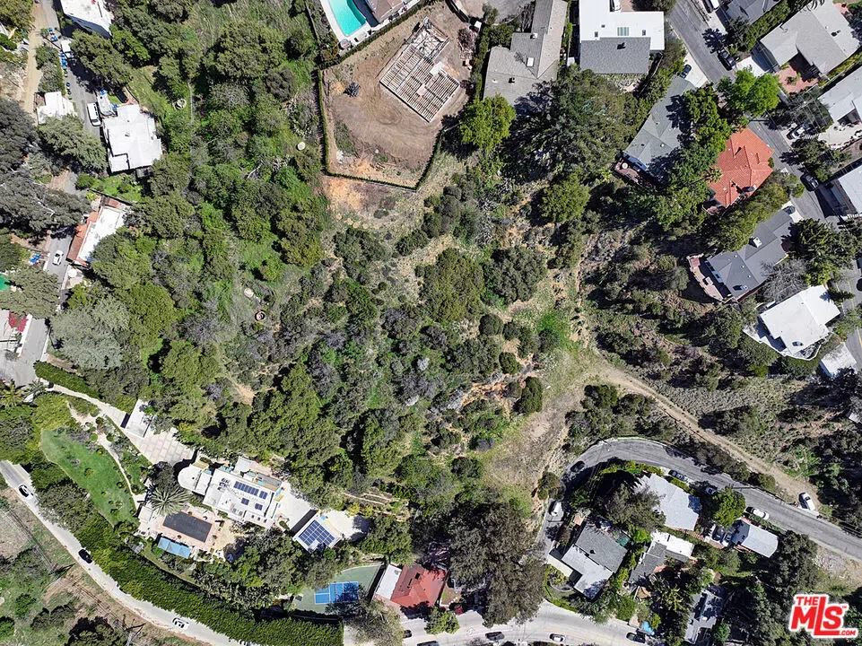 8205 Laurelmont Los Angeles, CA 90046