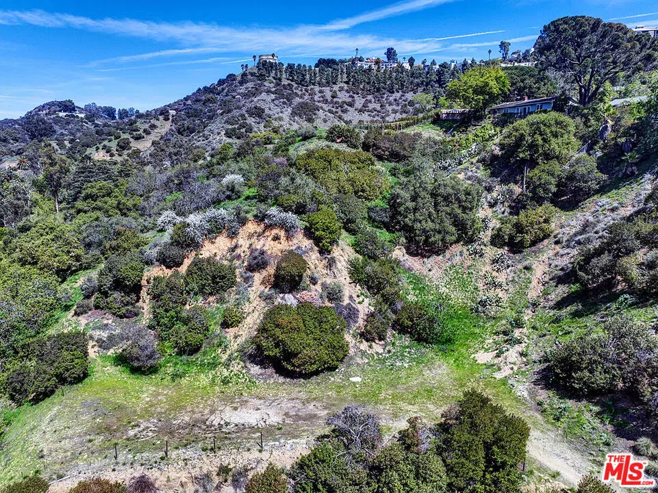 8205 Laurelmont Los Angeles, CA 90046