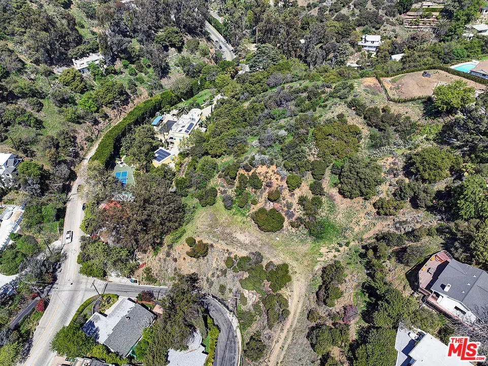 8205 Laurelmont Los Angeles, CA 90046