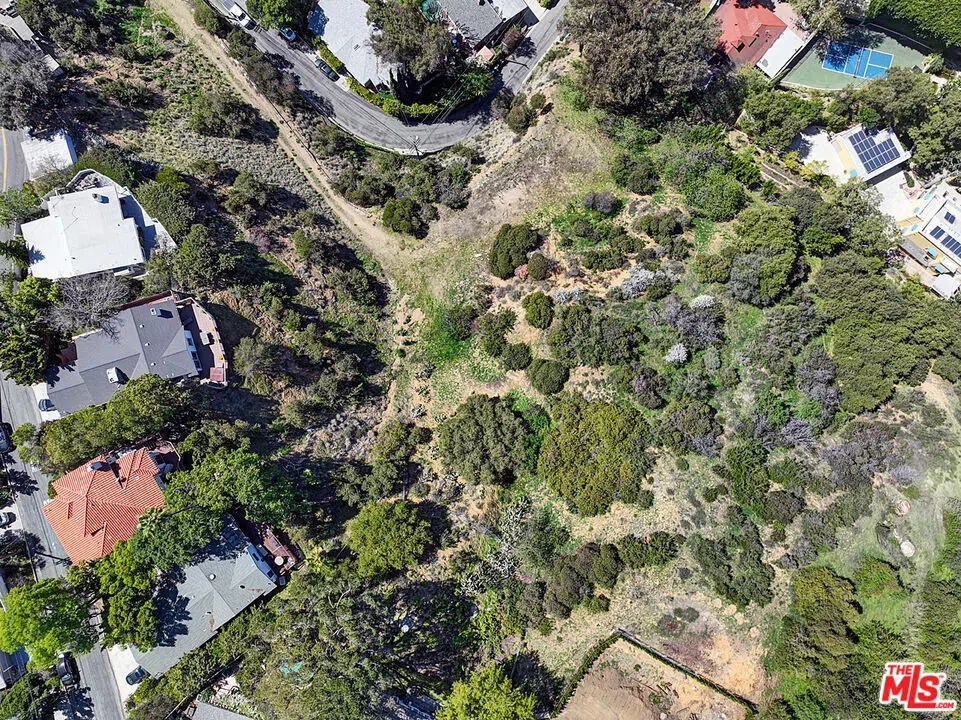8205 Laurelmont Los Angeles, CA 90046