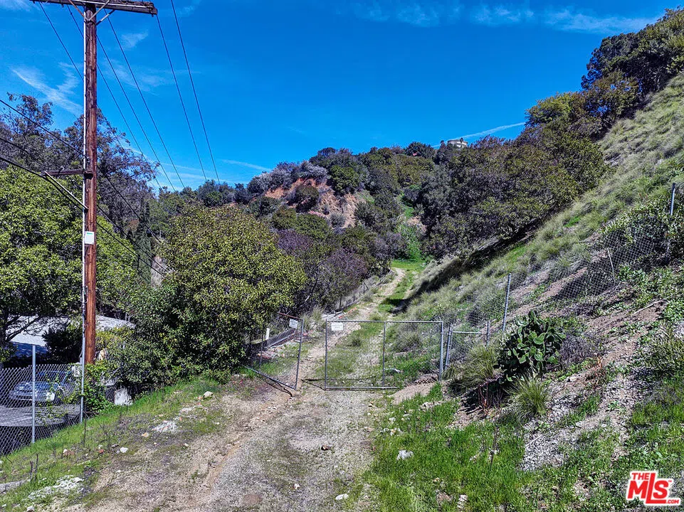 8205 Laurelmont Los Angeles, CA 90046