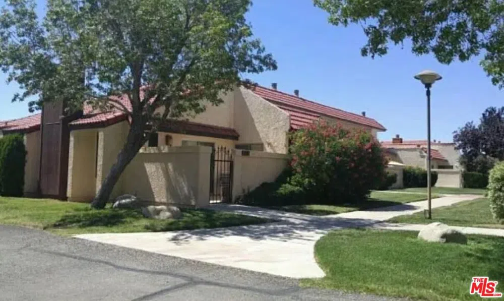 2114 El Domingo Circle #8 Lancaster, CA 93536