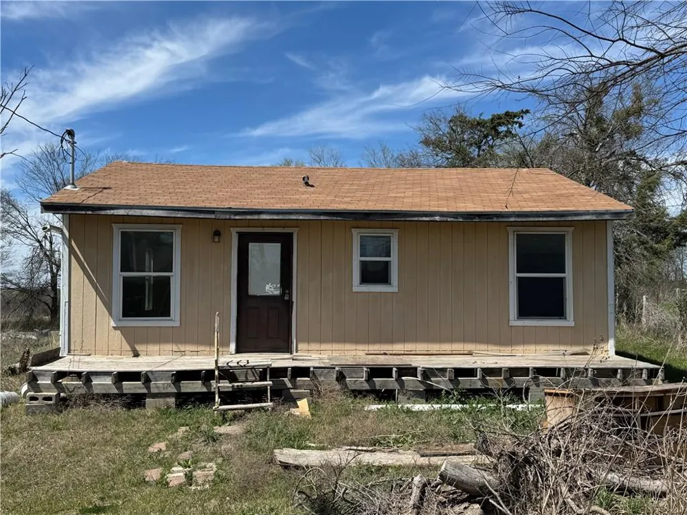 103 Cypress Street Lott, TX 76656