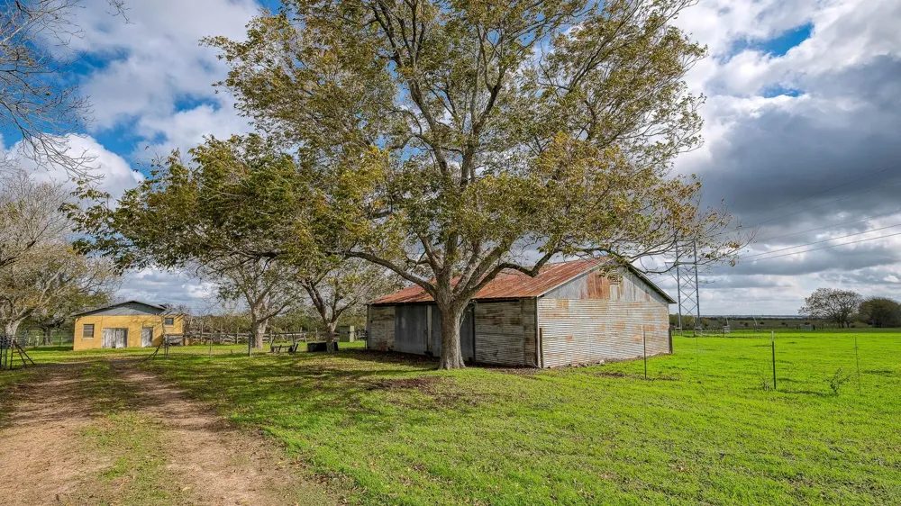 6405 Lorena Lane Burton, TX 77835